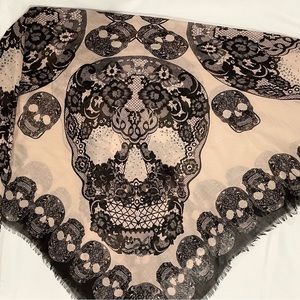 BEAUTIFUL Boutique Skull print Faux jeweled wrap!!!  Large, square